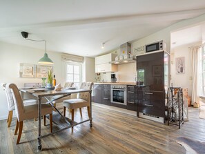 Fridge, oven, dishwasher, coffee/tea maker