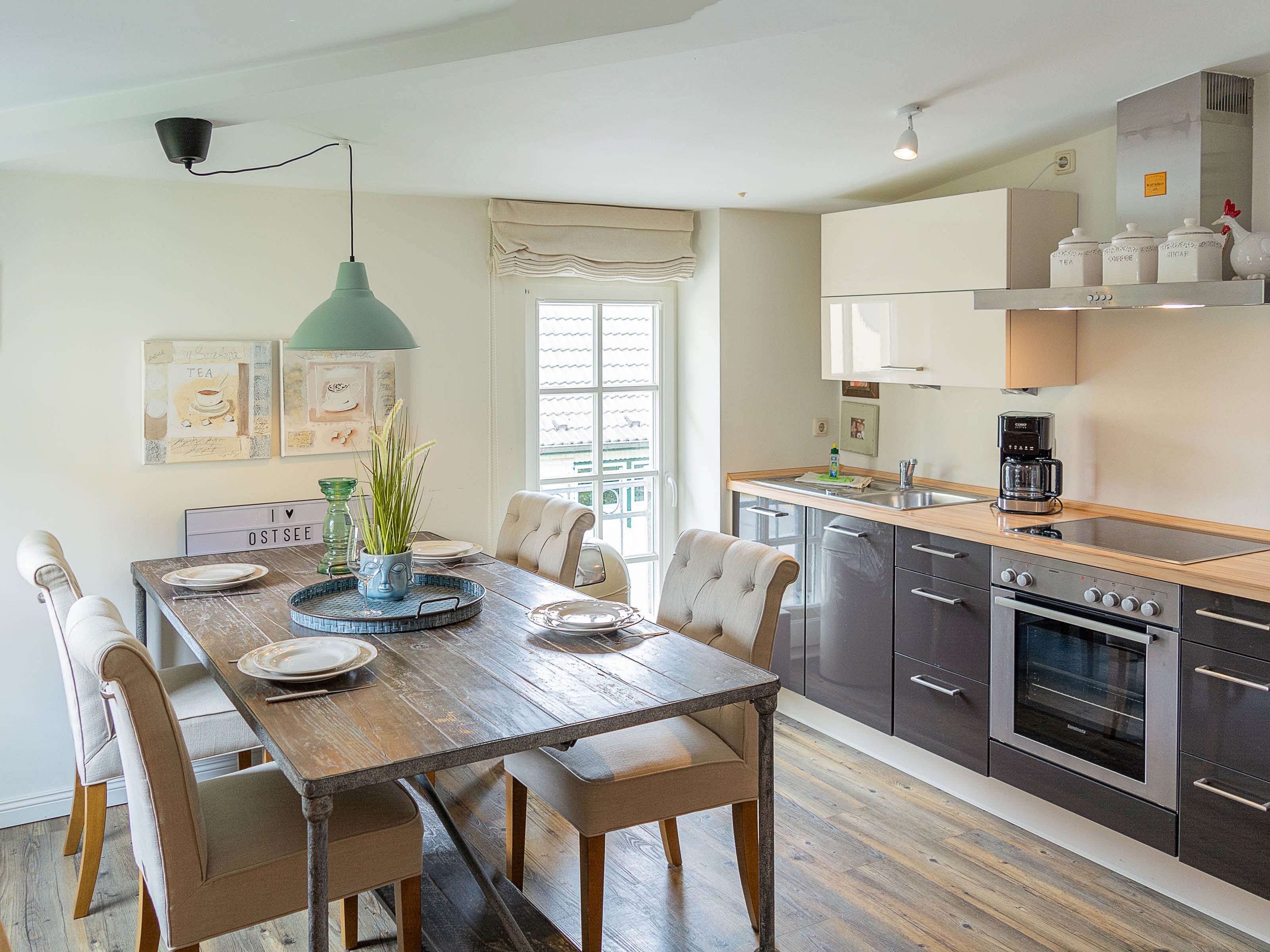 Réfrigérateur, four, lave-vaisselle, cafetière/bouilloire