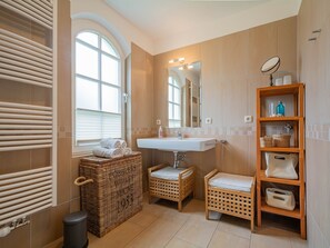 Unclassified image, 4 of 26, button