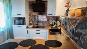 Fridge, oven, stovetop, coffee/tea maker