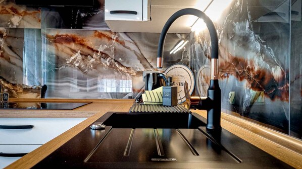 Fridge, oven, stovetop, coffee/tea maker