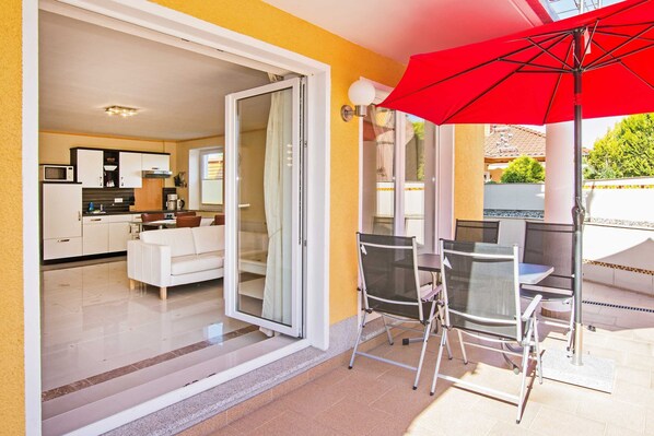 Unclassified image, 1 of 21, button