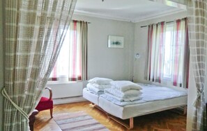 4 bedrooms, travel cot