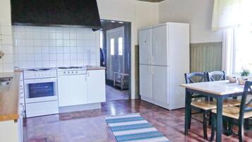 Fridge, stovetop, coffee/tea maker