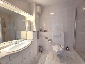 Ducha, secador de pelo y toallas