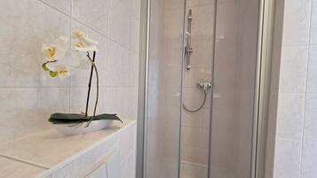 Dusche, Haartrockner, Handtücher