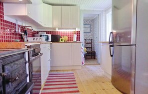 Kylskåp, spishäll och kaffe- och tebryggare