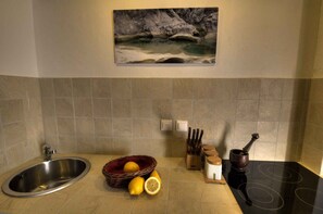 Køleskab, kogeplade, kaffe-/temaskine, brødrister