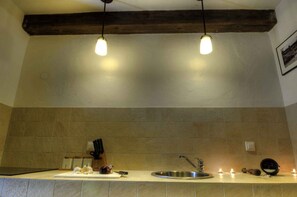 Køleskab, kogeplade, kaffe-/temaskine, brødrister