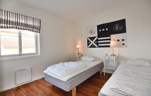 5 makuuhuonetta, vauvan matkasänky, internet