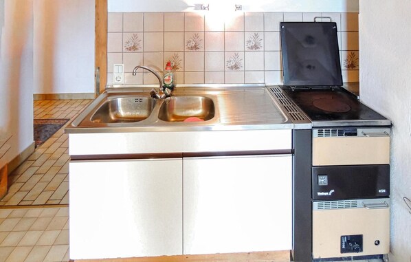 Réfrigérateur, surface de cuisson, cafetière-théière