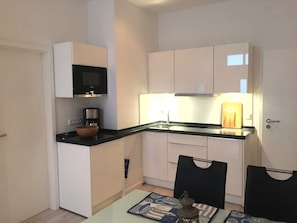Kühlschrank, Mikrowelle, Ofen, Geschirrspüler