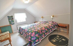 2 bedrooms, travel crib