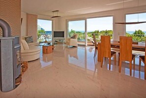 Télévision, cheminée