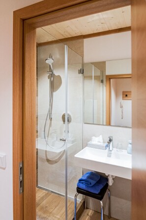 Dusche, Haartrockner, Handtücher, Seife