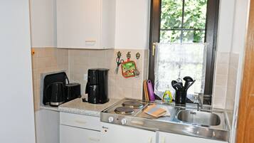 Kühlschrank, Wasserkocher mit Kaffee-/Teezubehör, Wasserkocher, Toaster