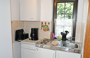 Kühlschrank, Wasserkocher mit Kaffee-/Teezubehör, Wasserkocher, Toaster