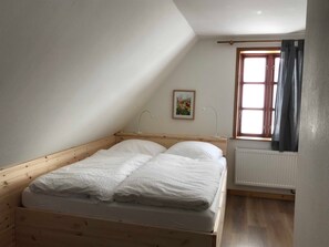 2 Schlafzimmer, Reisekinderbett, WLAN, BettwÀsche