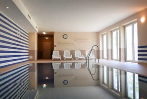 Una piscina techada, una piscina climatizada