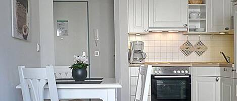 Refrigerador, horno, lavavajillas y cafetera y tetera