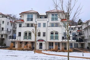 A multi-story hotel with a central entrance labeled 'MEERESBLICK.'