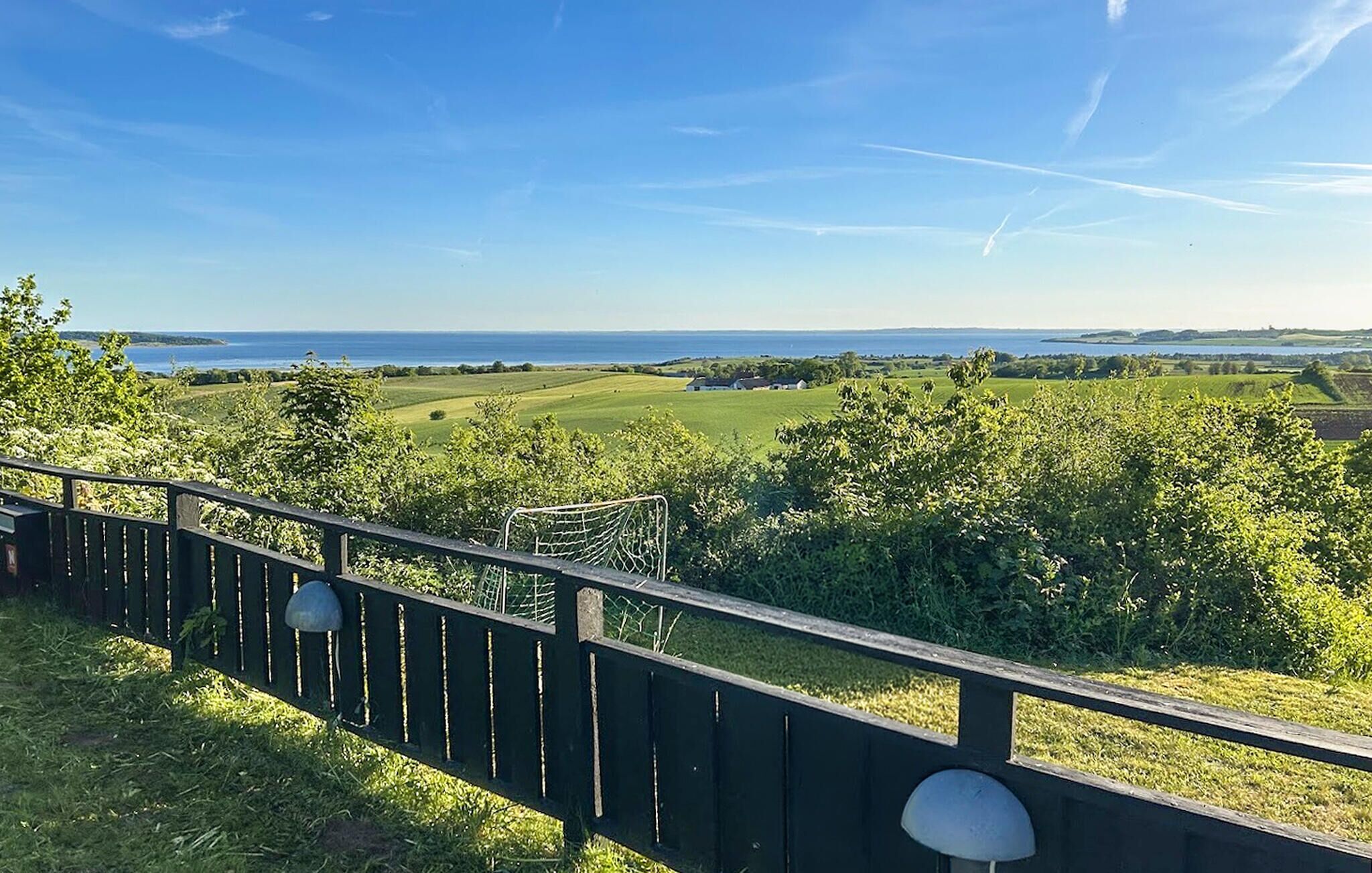 Een prachtig uitzicht vanaf een hoog punt, met zicht op een groen landschap en een waterpartij in de verte.
