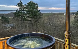 Banyera d'hidromassatge a l'aire lliure