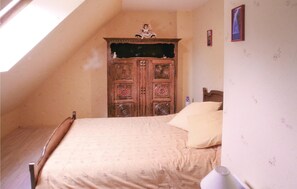 6 bedrooms, travel cot