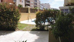 Un quartier résidentiel doté d’une piscine, d’une clôture en métal et d’un chemin piétonnier en béton.