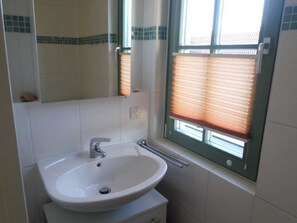 Shower - Apartment building counter colonnades - (79) 3 room apartment (Kühlungsborn)