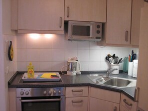 Kühlschrank, Mikrowelle, Ofen, Hochstuhl