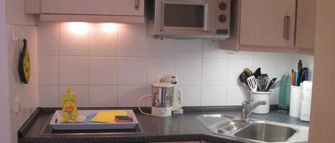 Frigorífico, microondas, horno y trona infantil