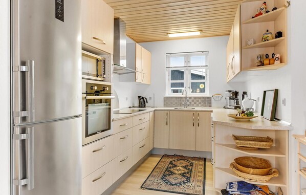 Réfrigérateur, four à micro-ondes, surface de cuisson, lave-vaisselle