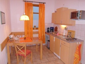 Kühlschrank, Mikrowelle, Wasserkocher mit Kaffee-/Teezubehör, Toaster