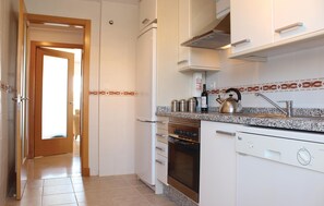 Fridge, stovetop, dishwasher