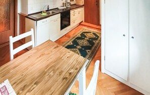 Réfrigérateur, surface de cuisson, lave-vaisselle, cafetière-théière