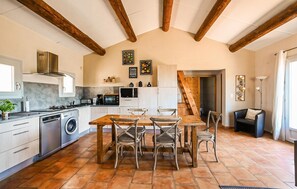 Een koelkast, een oven, een kookplaat, een vaatwasser