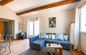 Een televisie en een open haard