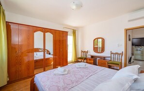 5 bedrooms, travel cot, free WiFi, bed sheets