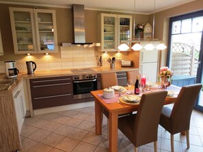 Refrigerador, horno, lavavajillas, cafetera/tetera