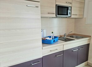 Kühlschrank, Mikrowelle, Wasserkocher mit Kaffee-/Teezubehör