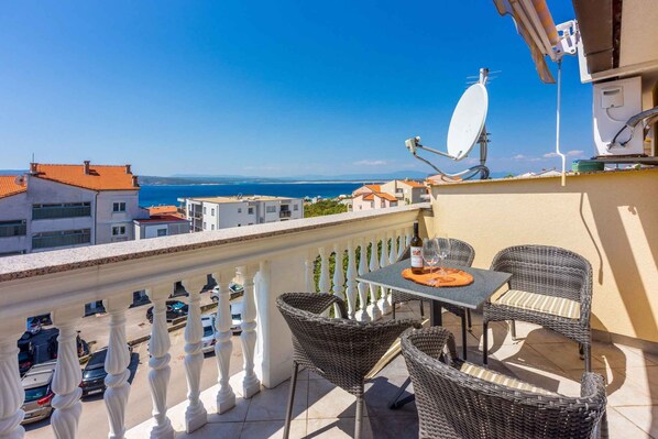 Outdoor dining - Studio with balcony and sea view (Crikvenica)