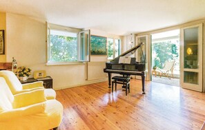 Smart-TV, Kamin, DVD-Player, Tischtennisplatte