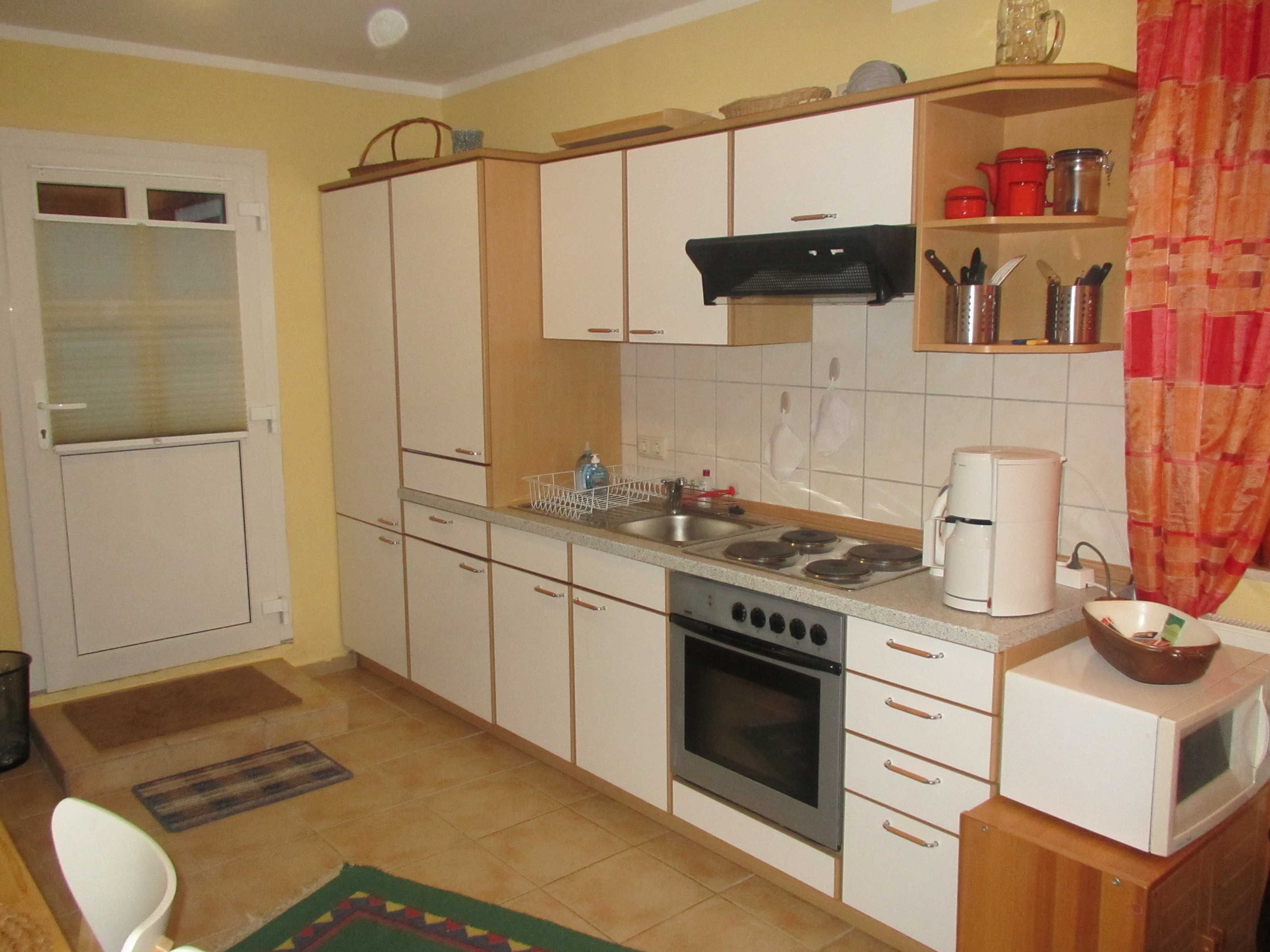 Kühlschrank, Mikrowelle, Ofen, Wasserkocher mit Kaffee-/Teezubehör