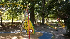 Un patio de juegos con estructuras para escalar y toboganes.