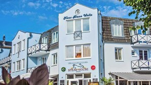 A building with a sign reading "Haus Blau Well" and "STEAK HOUSE" indicating a restaurant. - Blaue Welle Whg. 11 Marius // - BW 11 (Heringsdorf)