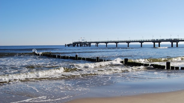 A pier extending into the ocean with a clear sky above. - Blaue Welle Whg. 11 Marius // - BW 11 (Heringsdorf)