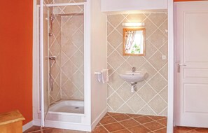 Bathtub - Nice home in Vaudoy-en-Brie with WiFi (Vaudoy-en-Brie)