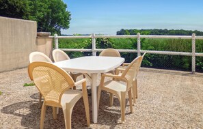 Outdoor dining - Nice home in Vaudoy-en-Brie with WiFi (Vaudoy-en-Brie)