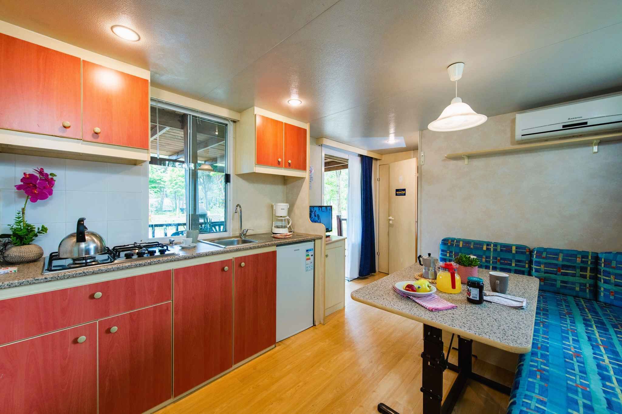 Fridge, stovetop, coffee/tea maker